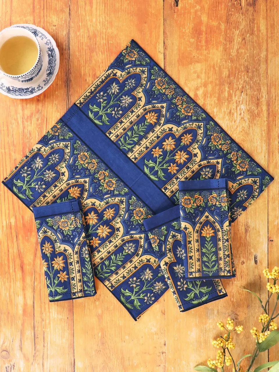 Découvrez les serviettes élégantes Jamavar - Coffret de 4 pièces pour repas raffinés • Promotion exclusive Collection April Cornell