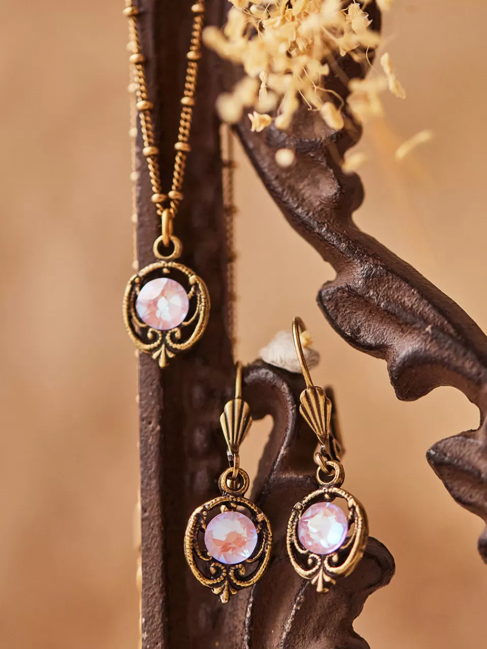 Boucles d'Oreille en Cristal Lumineuses - Forme Goutte de Lavande Éthérée | Avril Cornell Élégance