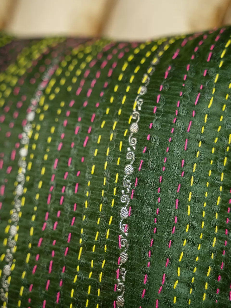Housse de coussin Kantha brodée main - Vert sapin émeraude | Collection printanière April Cornell & Soldes exclusives