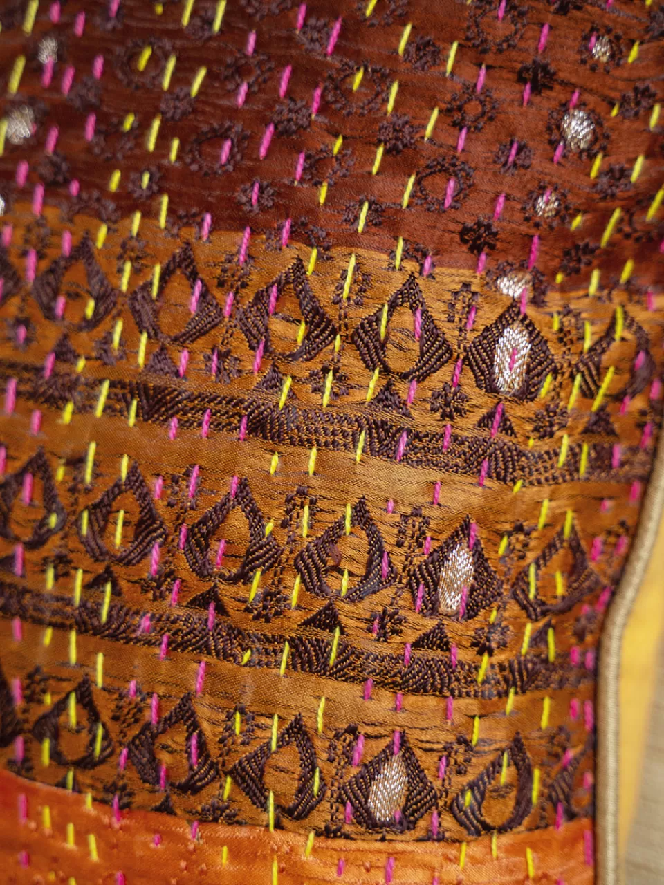 Housse de Coussin Kantha Artisanale – Nuances Terre Cuite | Collection Soldes Avril Cornell