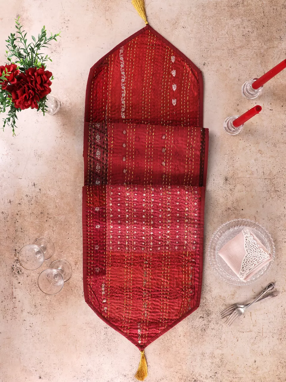 Délicieux tapis Kantha artisanal - Nuances de rose foncé & élégance bohème^Pièce unique April Cornell à prix doux
