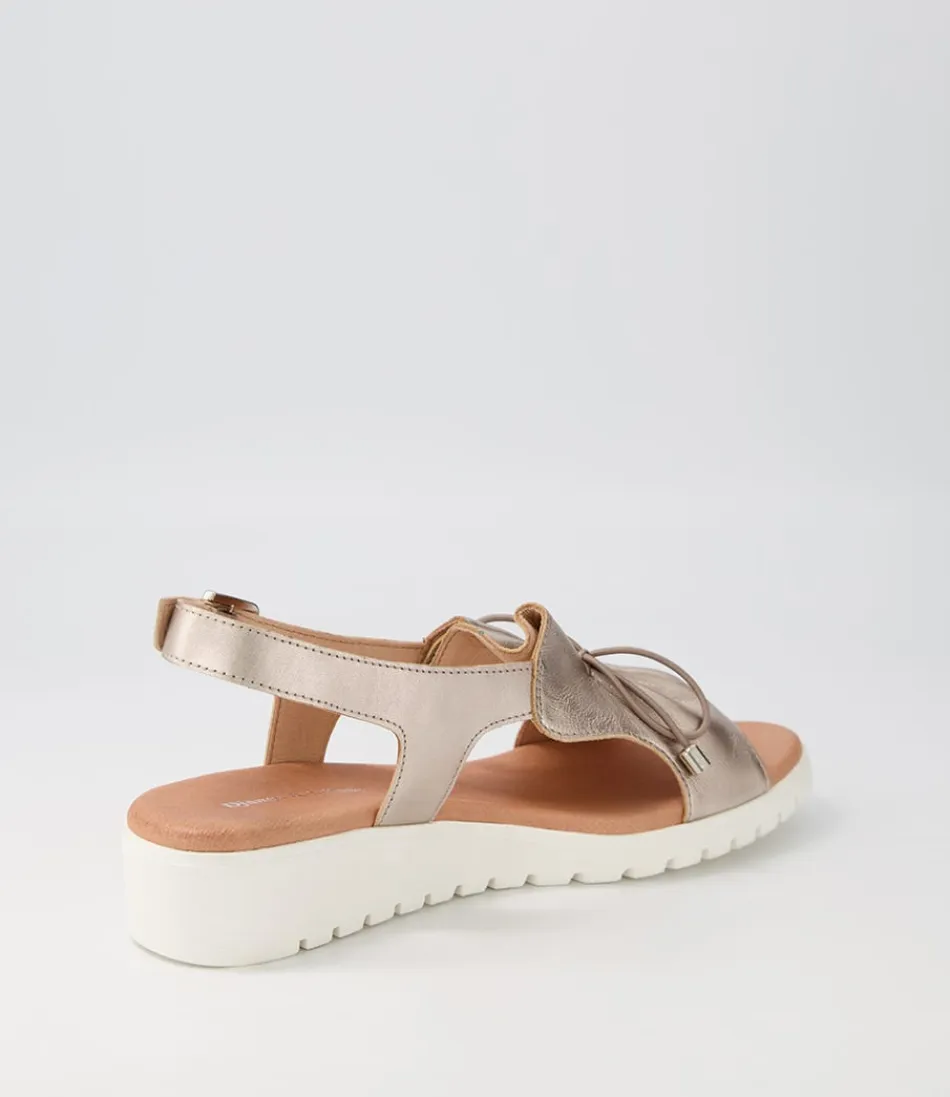 Escarpins Django & Juliette - Modèle Malika en cuir véritable blanc nacré  
Nouvelle collection de sandales à plateforme confortables pour femme