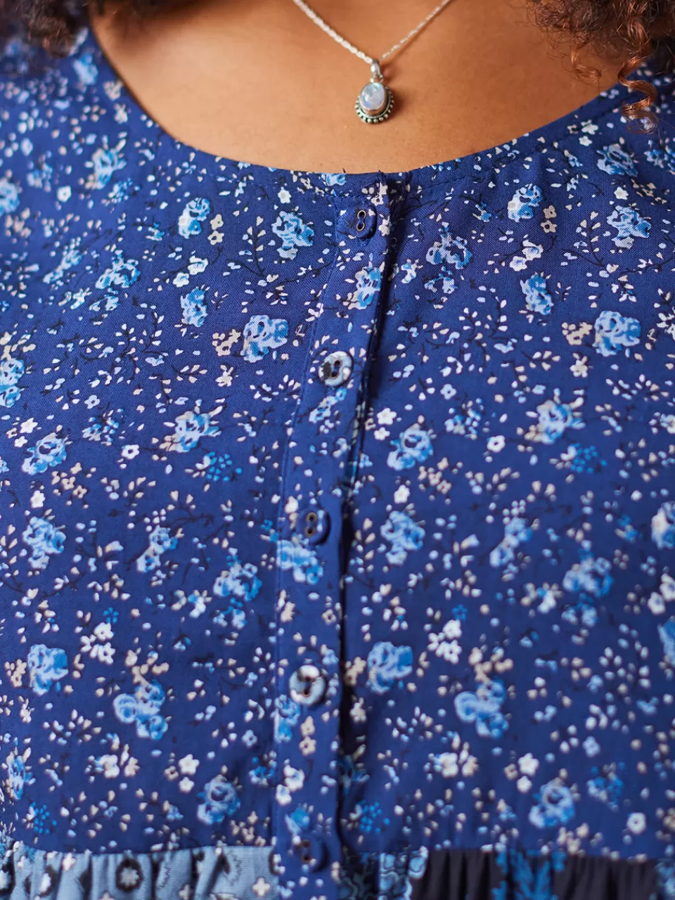 Découvrez le Chemisier Marianne - Motifs Patchwork Élégant | Collection Exclusive April Cornell