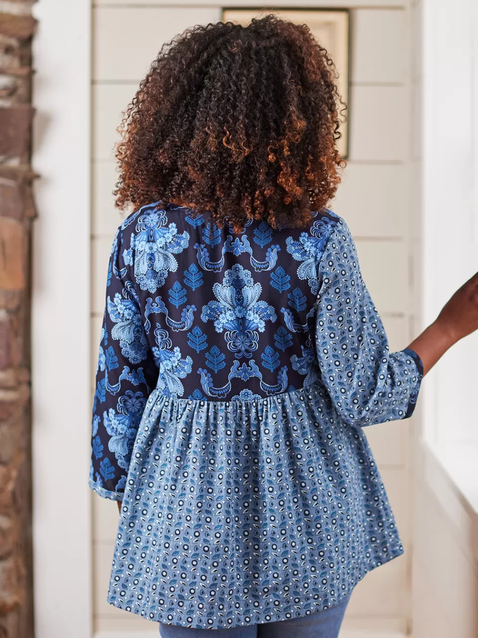 Découvrez le Chemisier Marianne - Motifs Patchwork Élégant | Collection Exclusive April Cornell