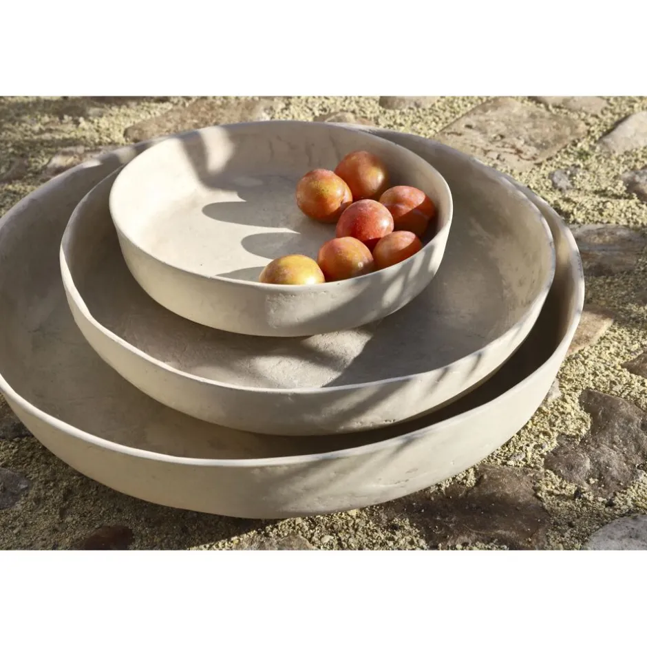 Assiette artisanale Maricaro en papier mâché - Plat de service Ø50cm avec bordure texturée - Blanc naturel - Hauteur 12cm - Collection Pomax Paniers 

(Variante alternative) : Plateau décoratif Maricaro en carton bouilli - Format généreux 50x12cm - Finition mate ivoire - Idéal pour présentations culinaires - Pomax Accessoires de table
