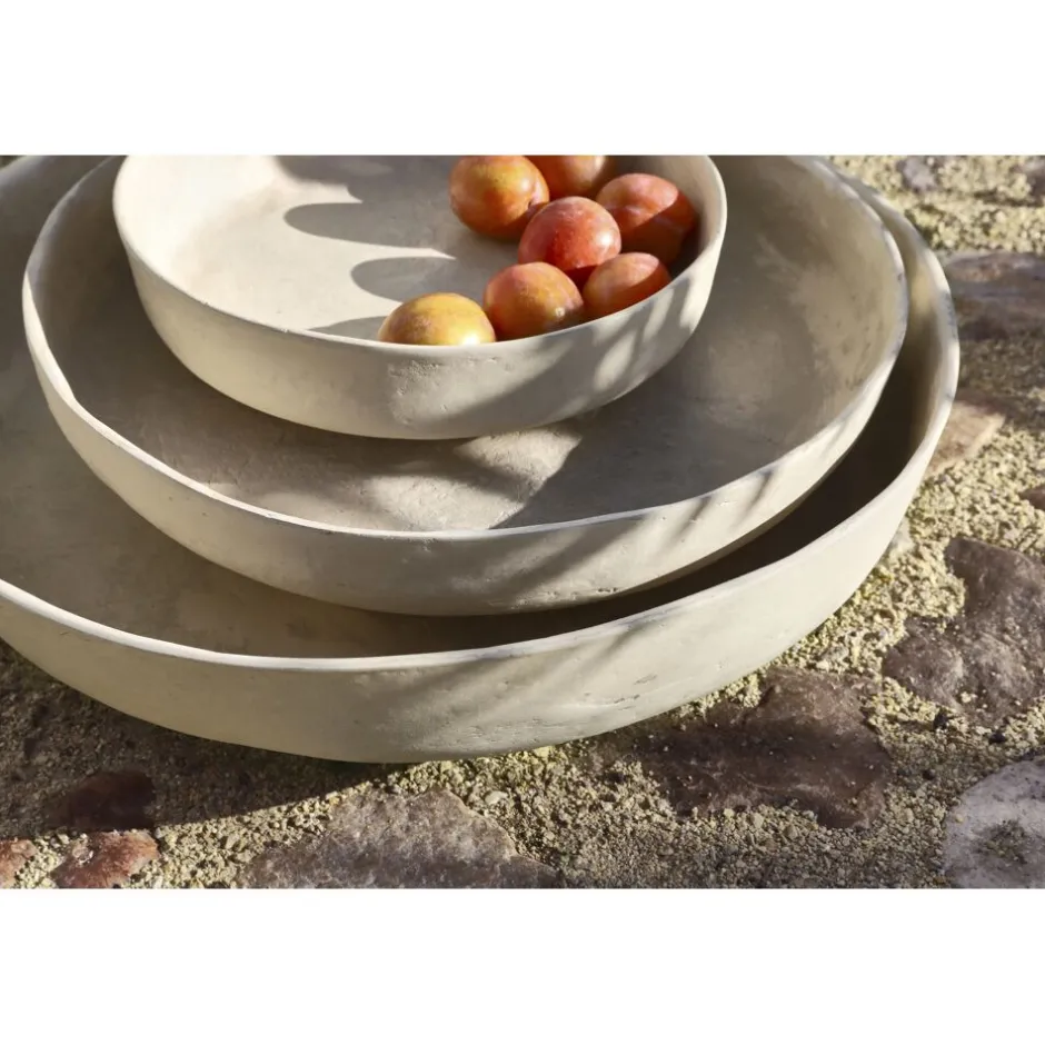 Assiette artisanale Maricaro en papier mâché - Plat de service Ø50cm avec bordure texturée - Blanc naturel - Hauteur 12cm - Collection Pomax Paniers 

(Variante alternative) : Plateau décoratif Maricaro en carton bouilli - Format généreux 50x12cm - Finition mate ivoire - Idéal pour présentations culinaires - Pomax Accessoires de table