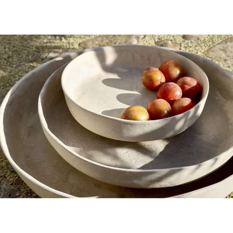 Assiette artisanale MARICARO en papier mâché - Collection Paniers & Bols Pomax  
Format généreux (28 cm diamètre x 8 cm hauteur) avec finition blanc mat  
Idéal pour service à table ou décoration murale - Pièce unique faite main  

Ce produit artisanal allie fonctionnalité et esthétique minimaliste. Sa structure légère en papier compressé résiste aux usages quotidiens tout en apportant une touche organique à votre décoration d'intérieur. La teinte ivoire naturel s'harmonise avec toutes les palettes chromatiques pour une présentation élégante.