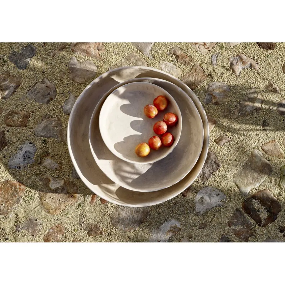 Assiette artisanale Maricaro en papier mâché - Plat de service Ø50cm avec bordure texturée - Blanc naturel - Hauteur 12cm - Collection Pomax Paniers 

(Variante alternative) : Plateau décoratif Maricaro en carton bouilli - Format généreux 50x12cm - Finition mate ivoire - Idéal pour présentations culinaires - Pomax Accessoires de table