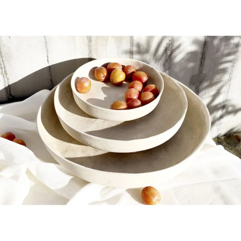 Assiette artisanale Maricaro en papier mâché - Plat de service Ø50cm avec bordure texturée - Blanc naturel - Hauteur 12cm - Collection Pomax Paniers 

(Variante alternative) : Plateau décoratif Maricaro en carton bouilli - Format généreux 50x12cm - Finition mate ivoire - Idéal pour présentations culinaires - Pomax Accessoires de table