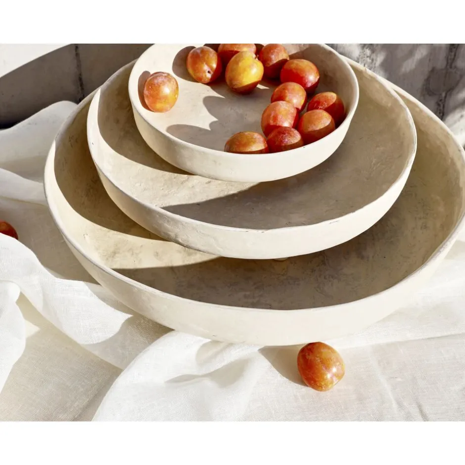 Assiette artisanale Maricaro en papier mâché - Plat de service Ø50cm avec bordure texturée - Blanc naturel - Hauteur 12cm - Collection Pomax Paniers 

(Variante alternative) : Plateau décoratif Maricaro en carton bouilli - Format généreux 50x12cm - Finition mate ivoire - Idéal pour présentations culinaires - Pomax Accessoires de table