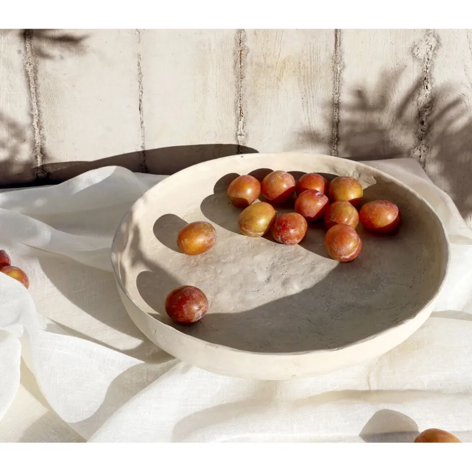 Assiette artisanale Maricaro en papier mâché - Plat de service Ø50cm avec bordure texturée - Blanc naturel - Hauteur 12cm - Collection Pomax Paniers 

(Variante alternative) : Plateau décoratif Maricaro en carton bouilli - Format généreux 50x12cm - Finition mate ivoire - Idéal pour présentations culinaires - Pomax Accessoires de table