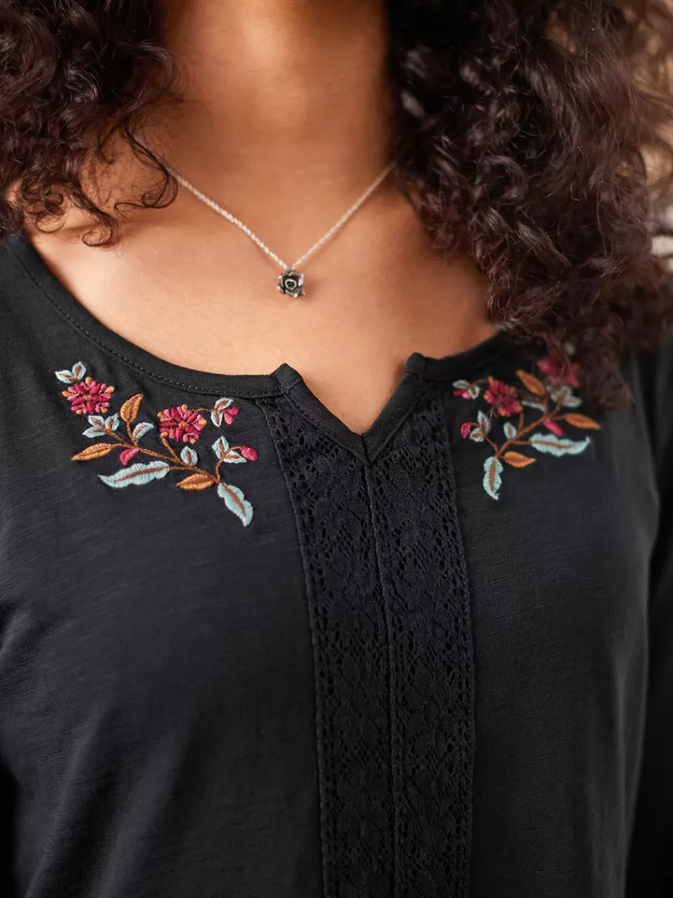 Découvrez le T-Shirt Bohème April Cornell - Confort & Style Unique en Ligne