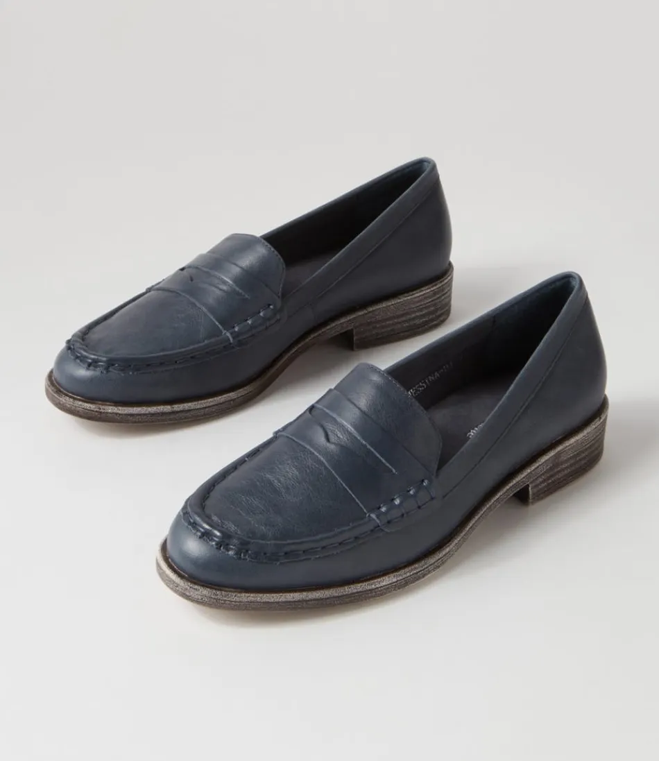 Mocassins femme en cuir véritable bleu marine - Modèle Messina par DJANGO & JULIETTE, chaussures bateau élégantes pour un style rétro moderne, semelle confortable et finitions luxueuses.