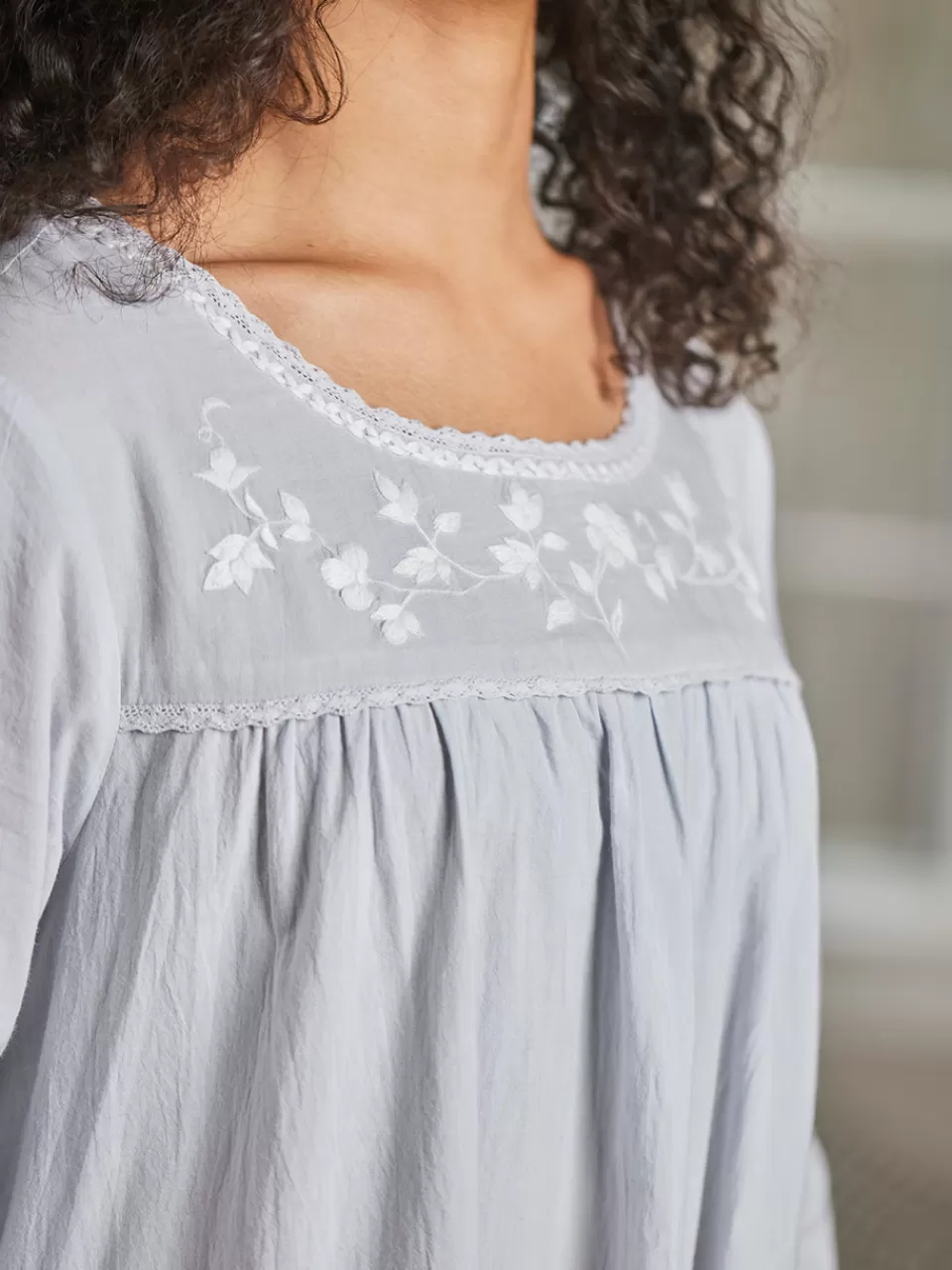 Nuit Lunaire - Chemise de Nuit Printanière April Cornell en Promotion Exclusive  

Élégante Pyjama Clair de Lune - Collection Soldes April Cornell  

Chemise de Nuit Étoilée - Offre Spéciale Printemps par April Cornell