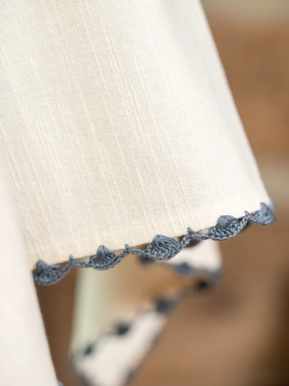 April Cornell | Nappe Brodée à la Main « Harmonie Végétale » - Élégance Champêtre à Petit Prix