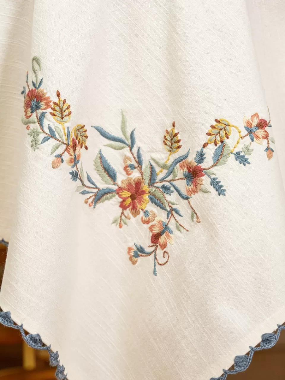 April Cornell | Nappe Brodée à la Main « Harmonie Végétale » - Élégance Champêtre à Petit Prix