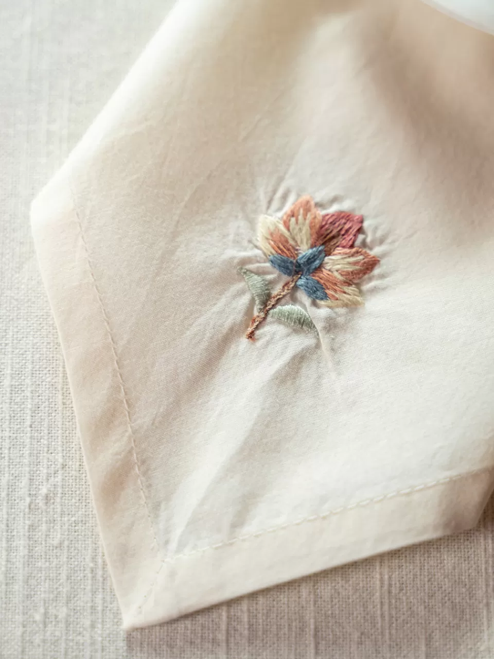 Duo Élégant de Serviettes à Thé - Broderies Inspirées de la Nature | Collection April Cornell