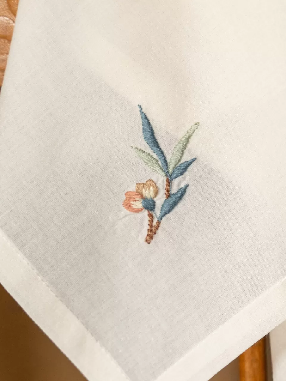 Duo Élégant de Serviettes à Thé - Broderies Inspirées de la Nature | Collection April Cornell