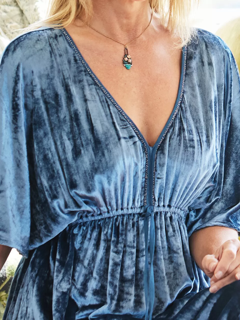 Élégante robe en velours Nicole - Collection printanière 2024 de la marque April Cornell à prix doux