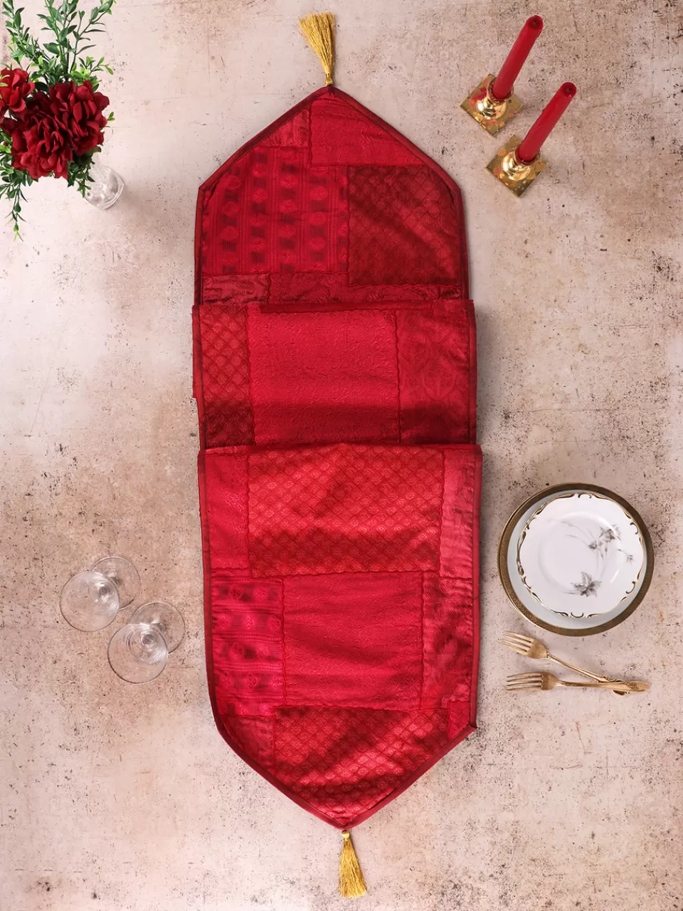 Bande de Table en Brocart Luxueux | Ton Framboise Profond – Élégance April Cornell à Petit Prix pour Dîners Raffinés