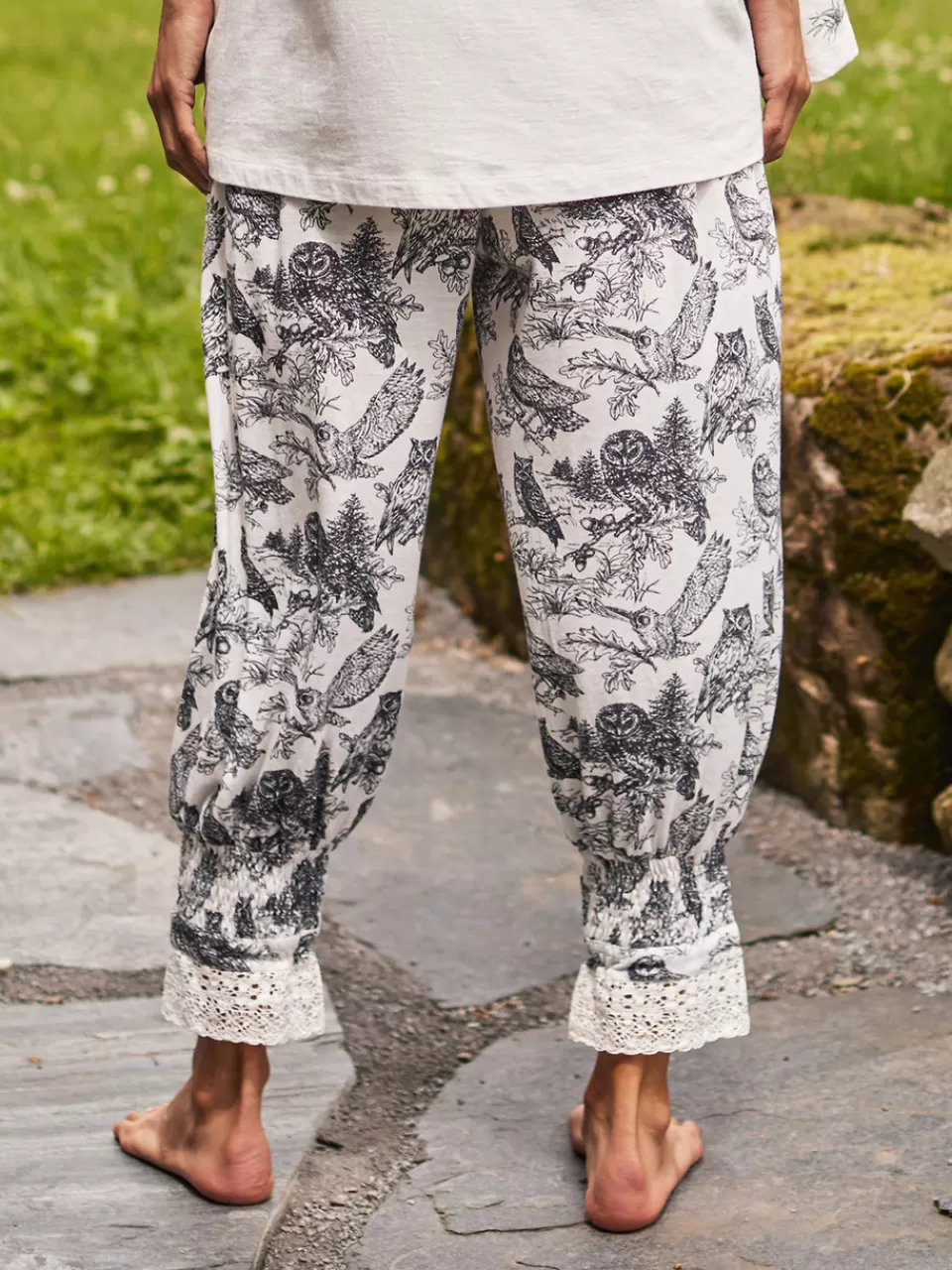 Découvrez le Pantalon droit élégant à motifs de hiboux par April Cornell - Collection Printemps Tendance