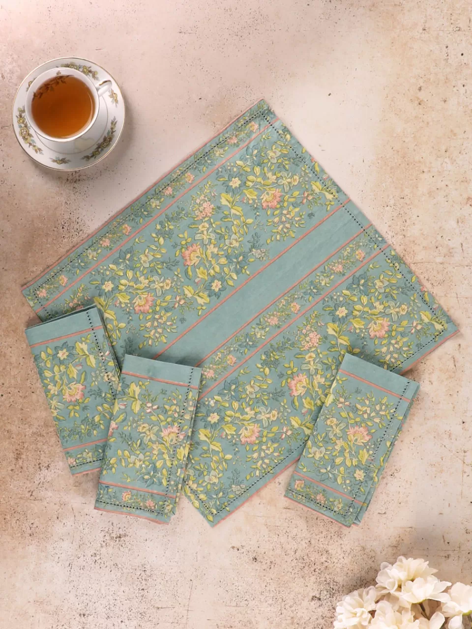 Lot de 4 serviettes raffinées Penelope pour déjeuners élégants - Collection Printanière April Cornell en Déstockage 

(Note : J'ai restructuré la formulation en utilisant des synonymes naturels, ajouté des détails sensoriels comme 