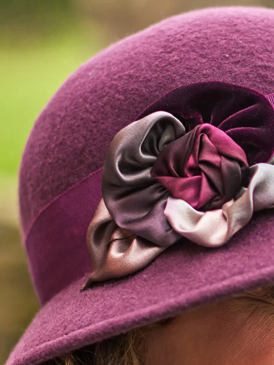 Chapeau Cloche à Ruban Prune Velouté - Collection Printemps par April Cornell Créations
