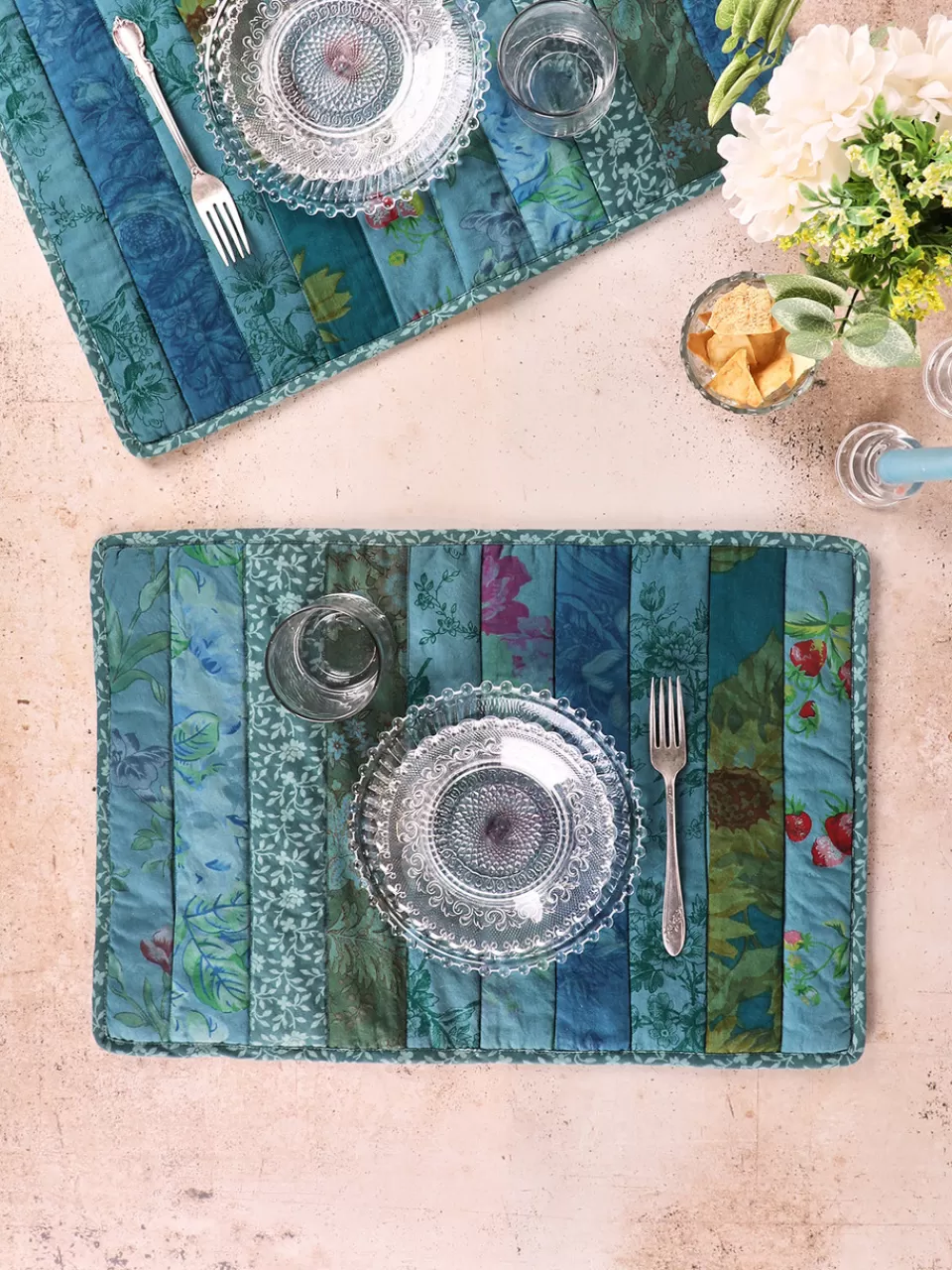 Lot de 2 napperons artisanaux en patchwork bleu océan - Confectionnés à partir de chutes de tissus unis - Collection soldes April Cornell