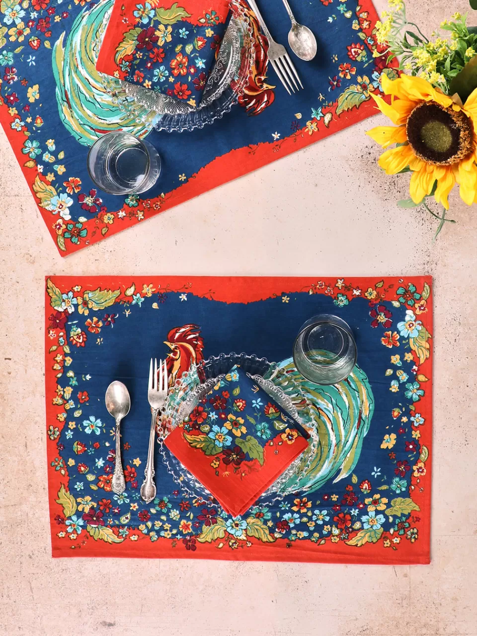 Ensemble de 4 sets de table motif coq gaulois - Bleu marine élégant © April Cornell