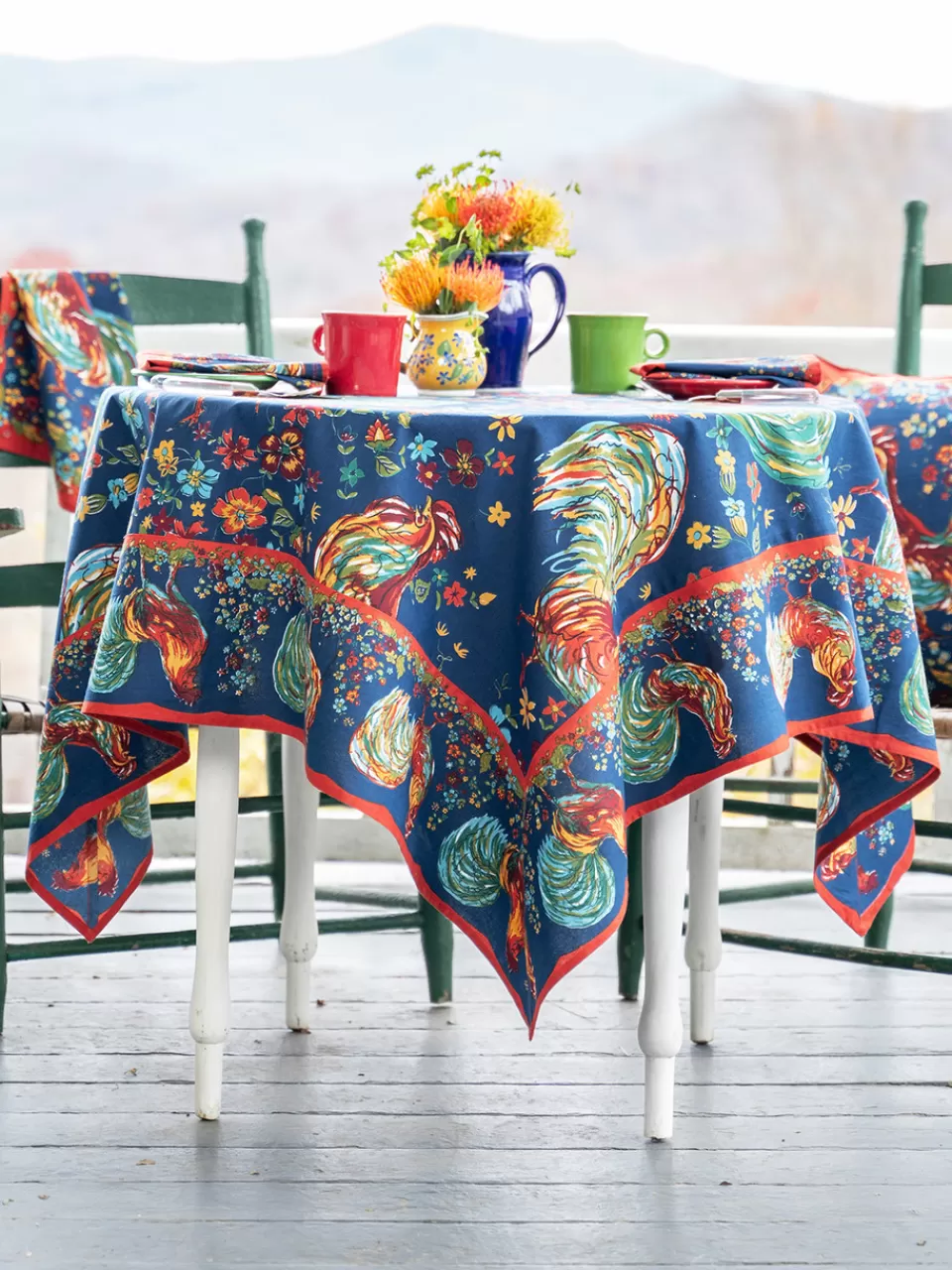 Nappe Imprimée Coq de Ferme – Artisanat Textile Décoratif par April Cornell