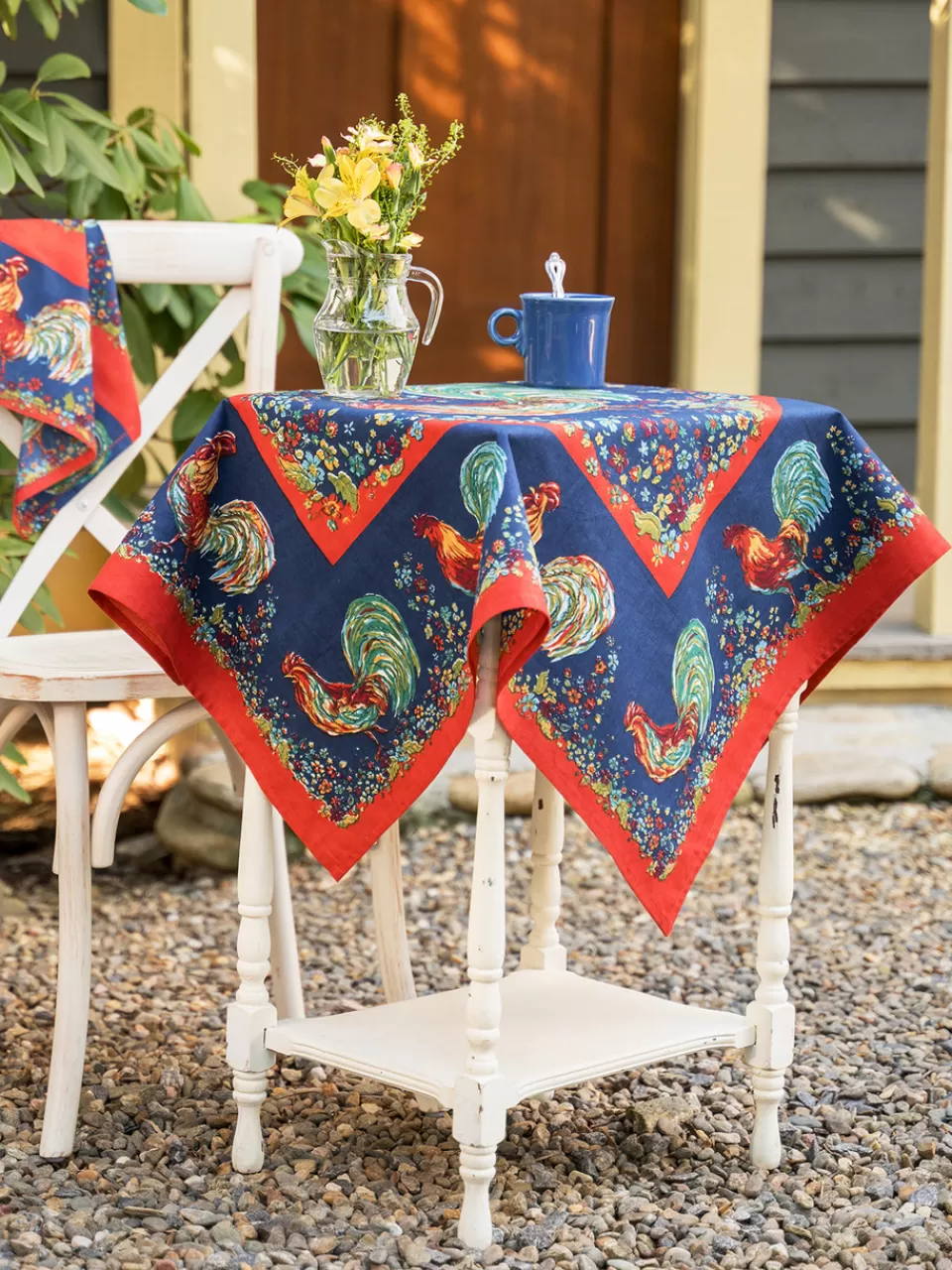 Nappe Imprimée Coq de Ferme – Artisanat Textile Décoratif par April Cornell