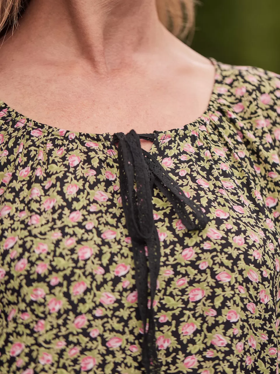 Blouse printanière rosebud brodée - Modèle bohème par April Cornell