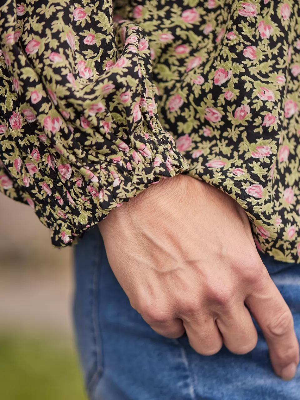 Blouse printanière rosebud brodée - Modèle bohème par April Cornell