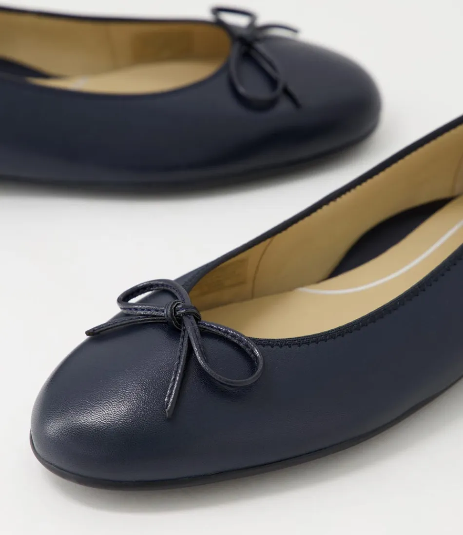 Ballerines Femme en Cuir Souble ARA Confort - Modèle Sardinia 29 Bleu Marine  
Élégantes ballerines en cuir véritable bleu nuit - Collection Confort ARA Sardinia 29  
Ballerines femme cuir marin souple - Confort optimal ARA Modèle 29 Sardaigne Bleu  
Escarpins plats en cuir bleu profond - ARA Confort Sardaigne 29 pour déplacement féminin  
Ballerines en Cuir Souple Modèle Sardinia 29 - Teinte Bleu Marine Élégante par ARA Confort