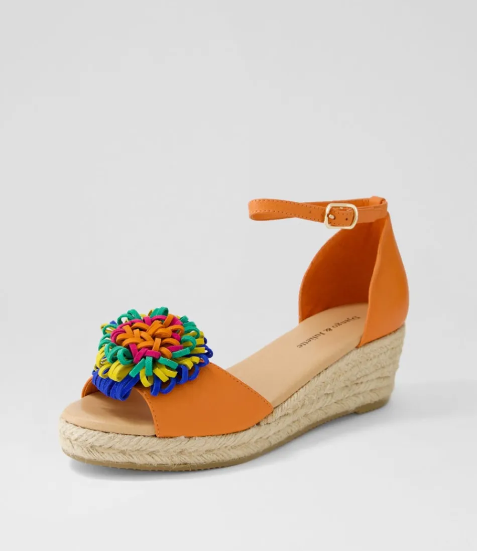 Élégantes espadrilles femme en cuir velours orange éclatant - Modèle été DJANGO & JULIETTE avec semelle tressée emblématique, parfaites pour un look méditerranéen décontracté.