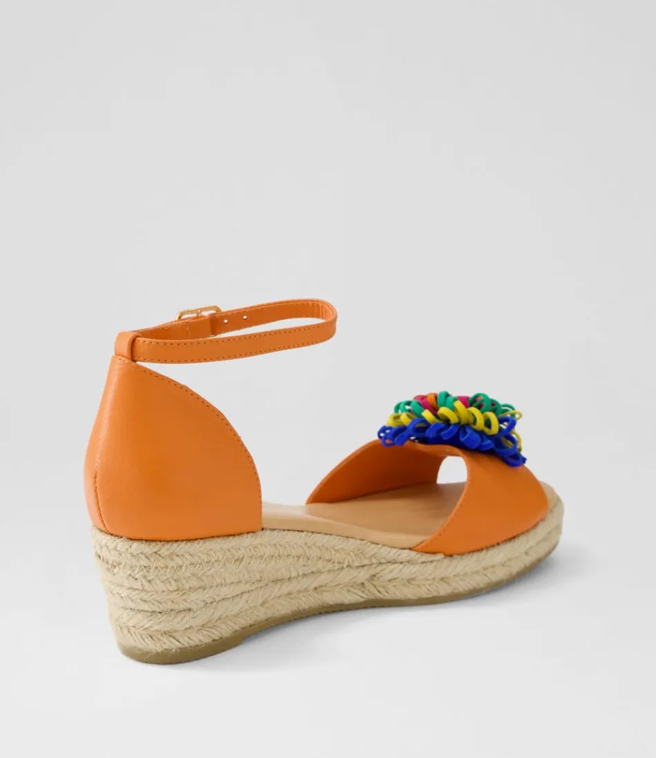Élégantes espadrilles femme en cuir velours orange éclatant - Modèle été DJANGO & JULIETTE avec semelle tressée emblématique, parfaites pour un look méditerranéen décontracté.