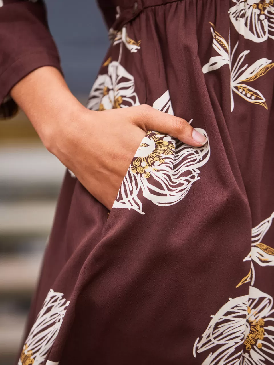 Robe Courte Élégante à Motifs Floraux Dessinés Main - Collection Printemps Boutique April Cornell