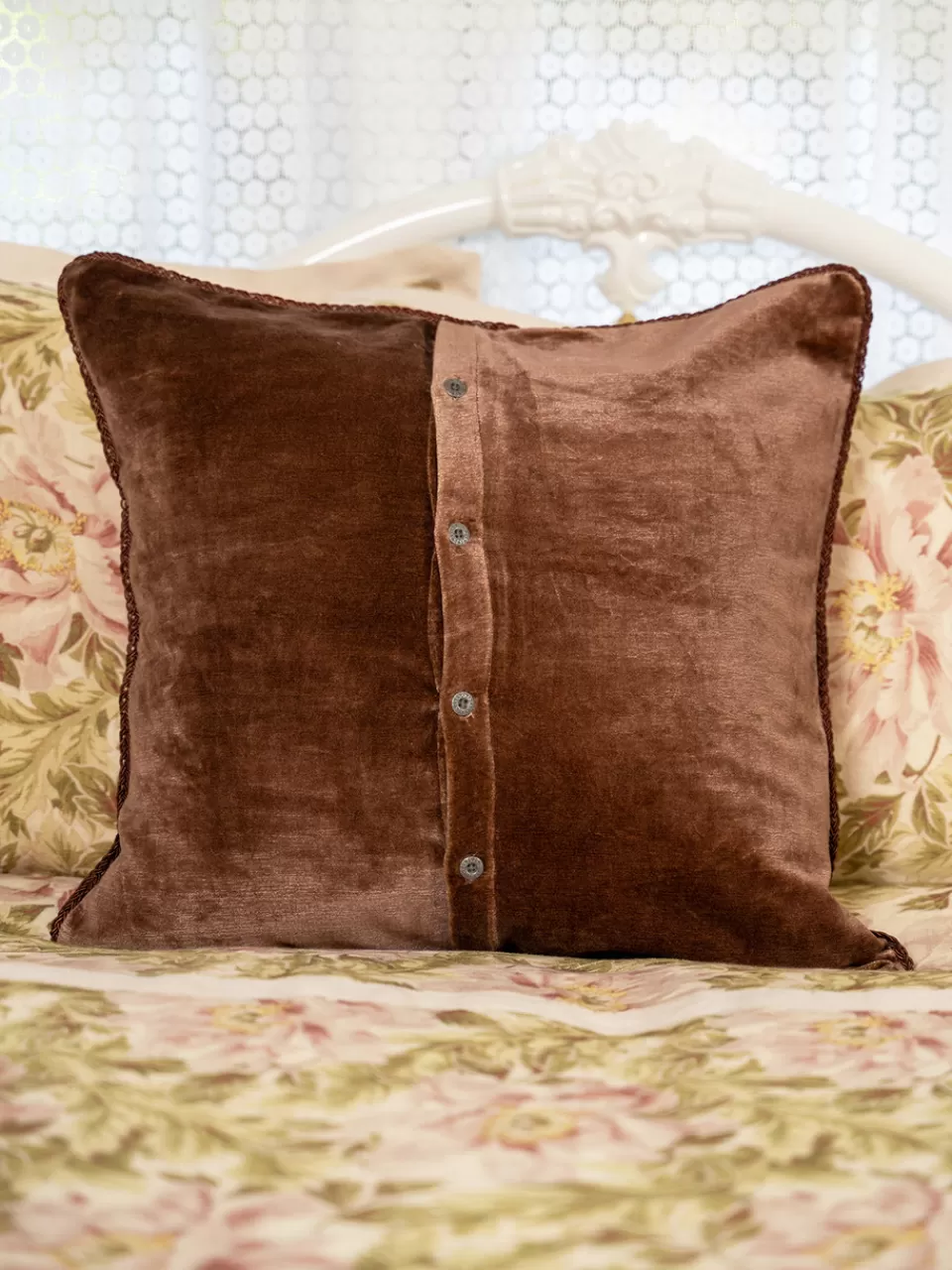 Housse Velours Splendeur - Décor Luxueux pour Coussin d'Appoint | Collection Printanière par April Cornell