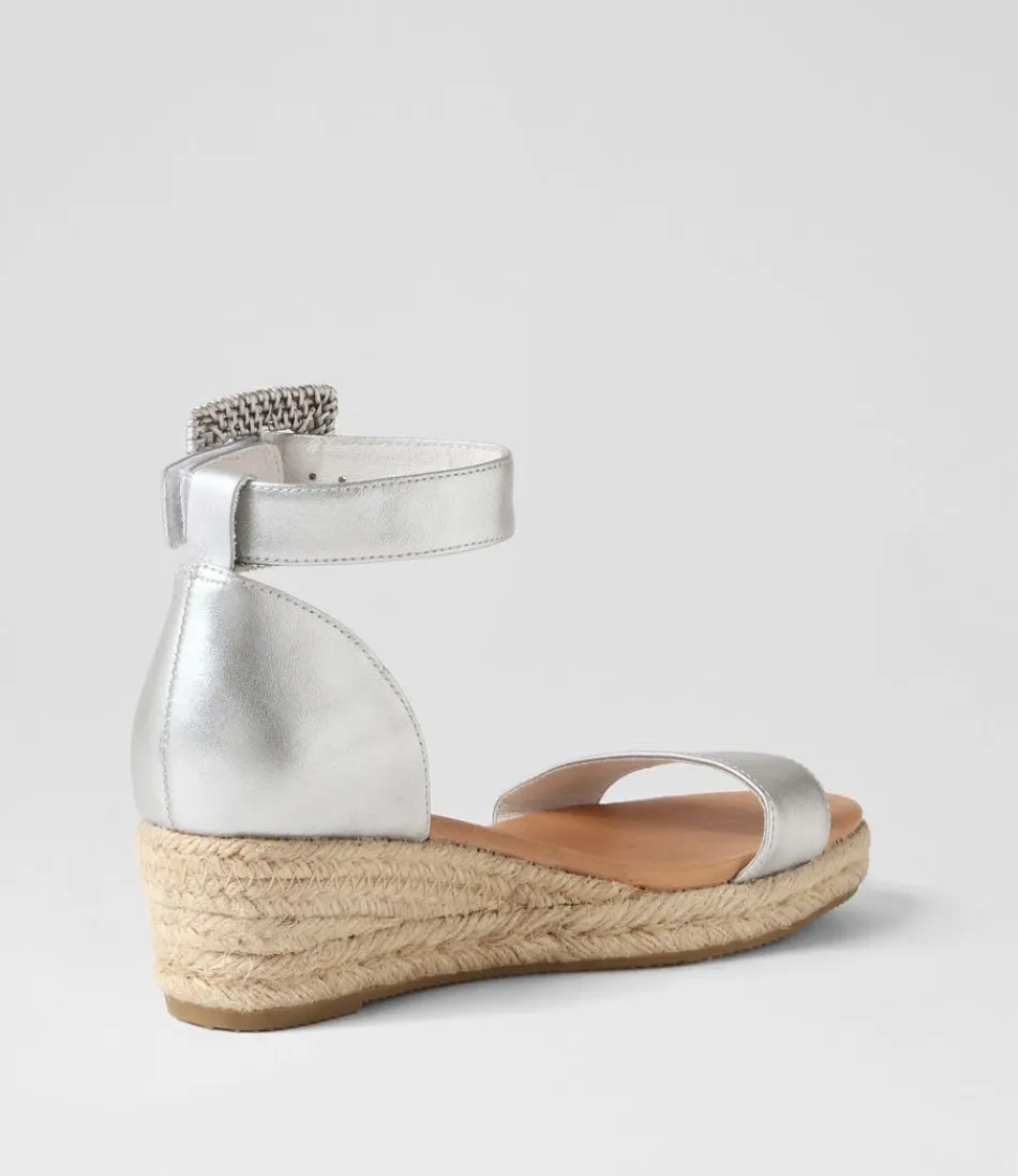 Sandales confortables Django-Juliette pour femme - Modèle estival en cuir avec brides réglables et boucle métallique argentée, semelle espadrille tressée. Collection Printemps-Été avec détails artisanaux.