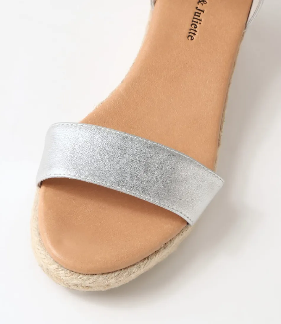 Sandales confortables Django-Juliette pour femme - Modèle estival en cuir avec brides réglables et boucle métallique argentée, semelle espadrille tressée. Collection Printemps-Été avec détails artisanaux.