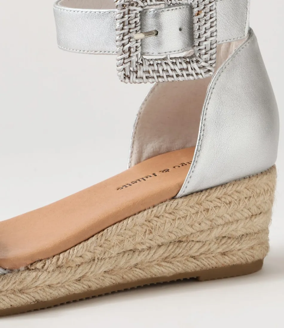 Sandales confortables Django-Juliette pour femme - Modèle estival en cuir avec brides réglables et boucle métallique argentée, semelle espadrille tressée. Collection Printemps-Été avec détails artisanaux.