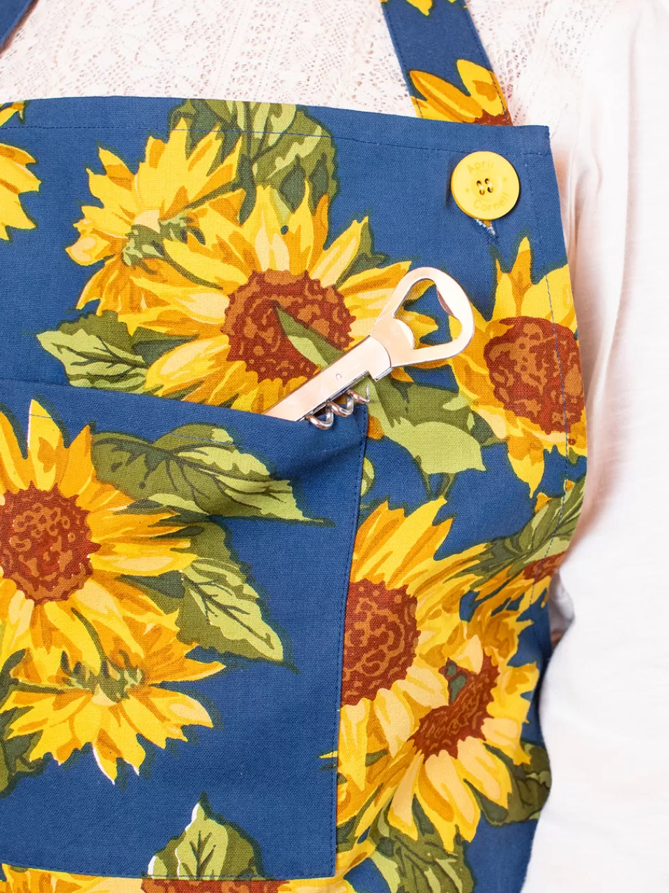 Tablier Culinaire Champêtre « Vallée des Tournesols » — Bleu Nuit (Collection April Cornell)