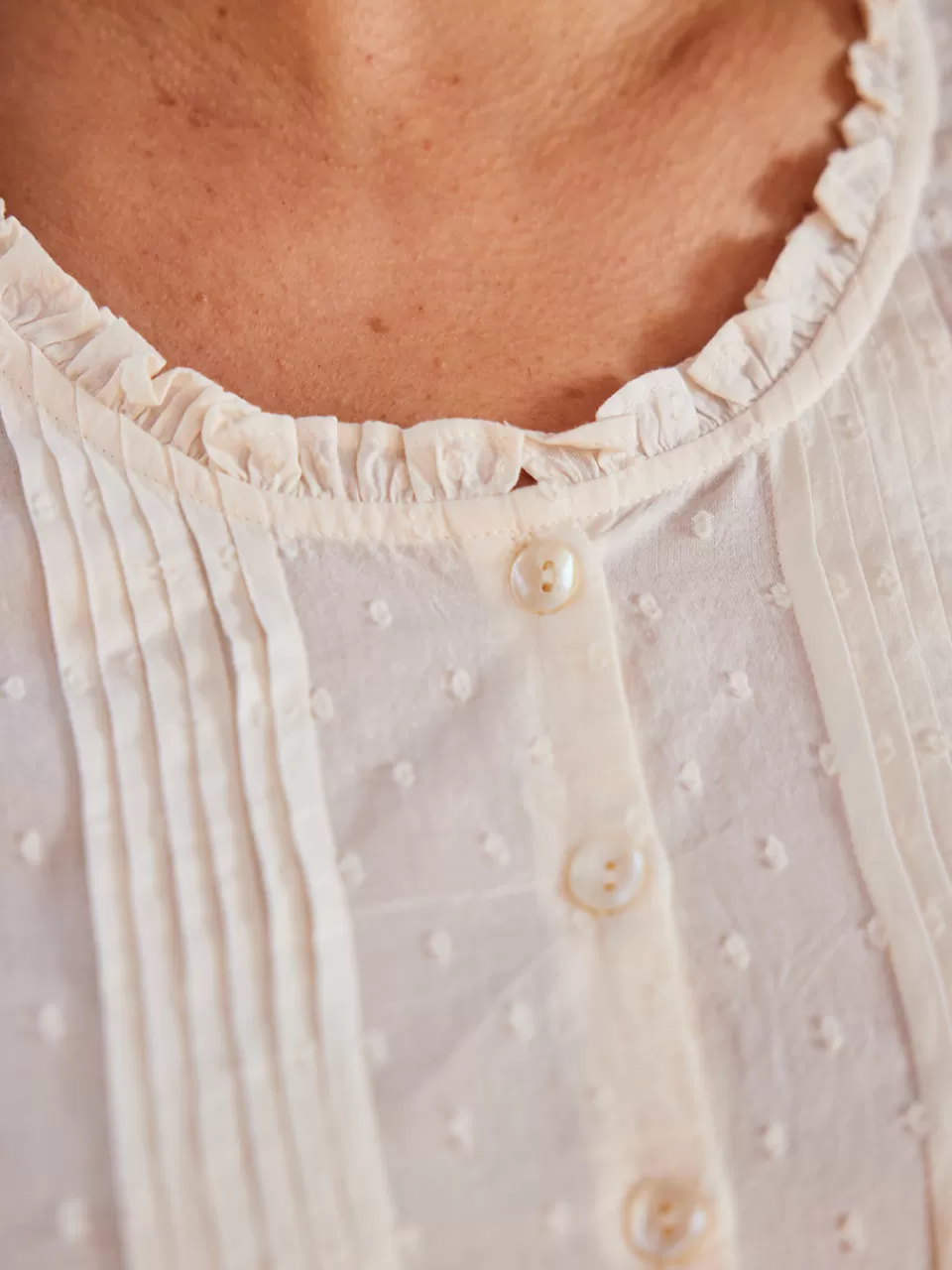 Découvrez la Chemise de Nuit Élégante en Dentelle à Motifs Suisses - Promotion Éclair April Cornell  

Nuit Étoilée : Chemise de Nuit Confortable April Cornell en Solde Express - Motifs Pointillés Typiques  

Avril Cornell : Chemise de Nuit Romantique à Pois Suisse - Dernières Pièces Disponibles en Promo Éclair !