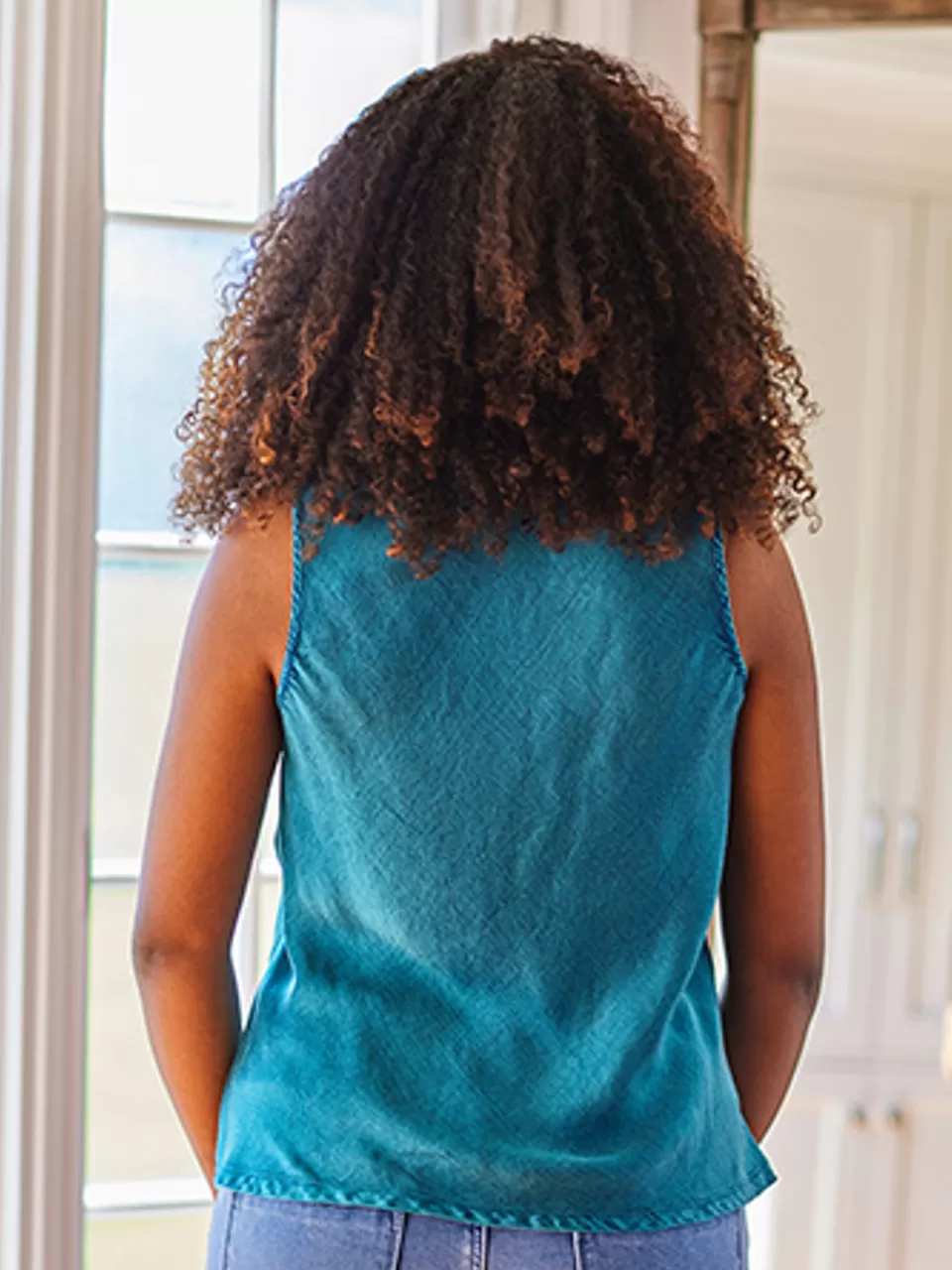 Élégante camisole en satin Symphony · Confortable et légère chez April Cornell · Nuances harmonieuses