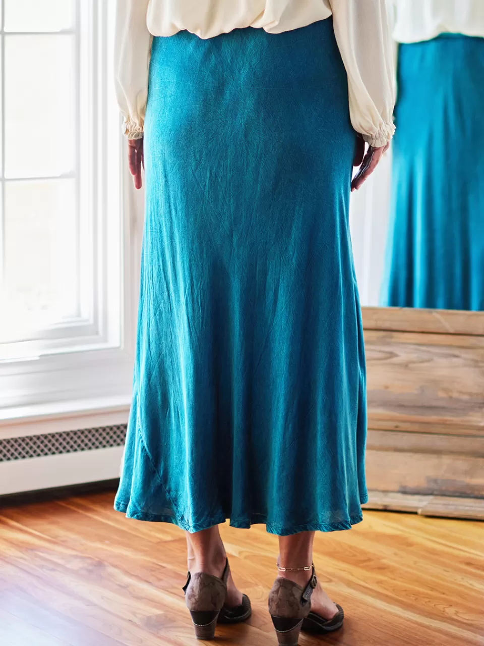 Jupon Fluide en Satin Symphonie - Modèle Printanier Élégant par April Cornell