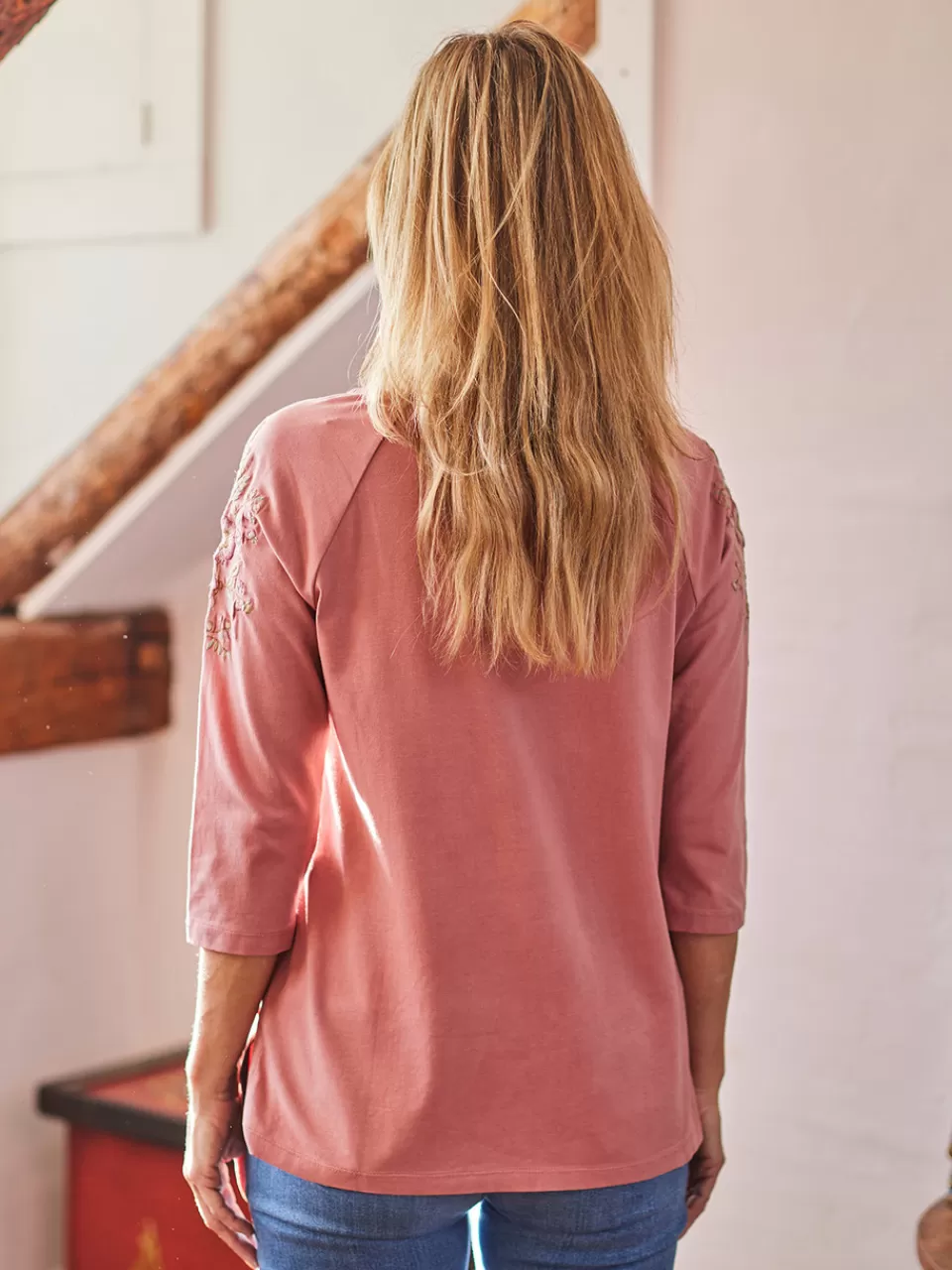 Élégant T-Shirt Femme à Motif Brodé - Collection Exclusive Marque April Cornell