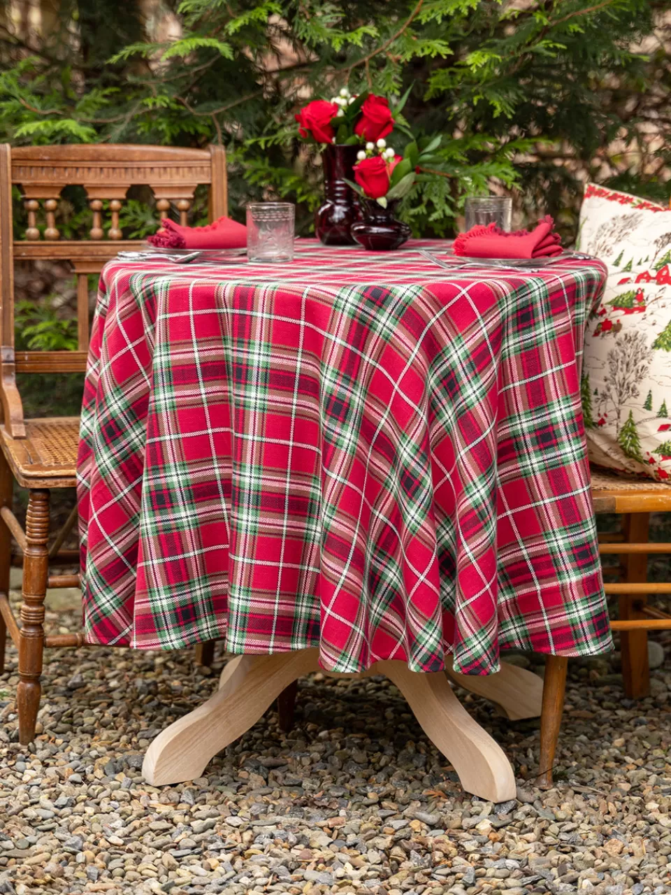 Découvrez la Nappe Ronde au Motif Écossais – Nouvelle Collection Élégante April Cornell