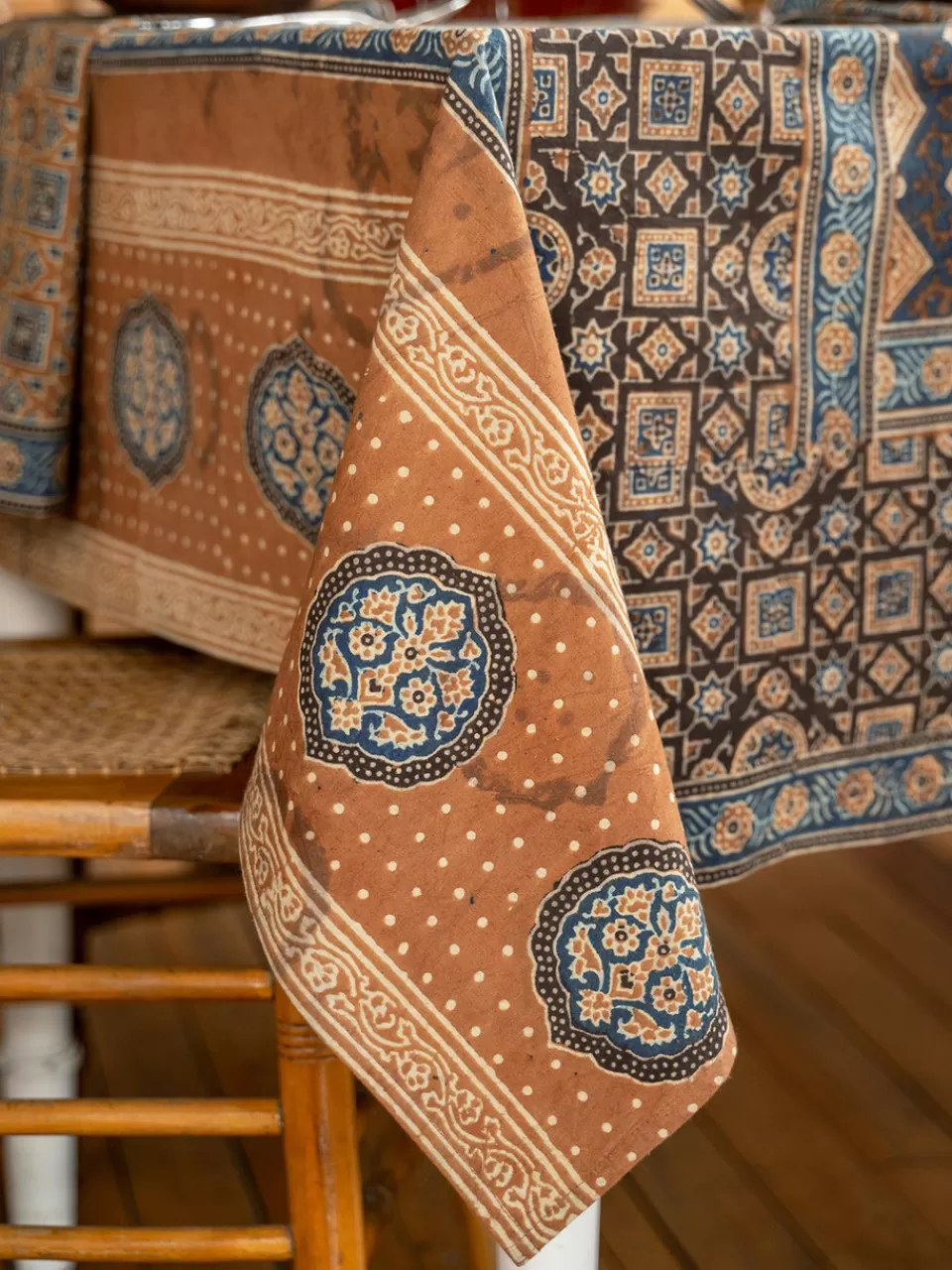 Nappe artisanale April Cornell en teintures végétales Terra - Prix doux pour décoration écologique