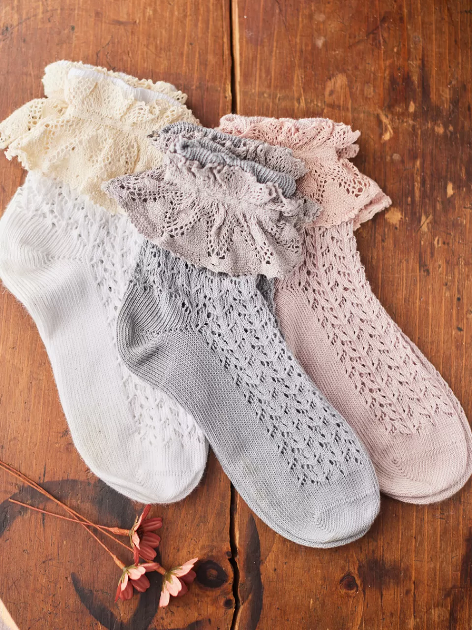 Chaussettes mi-mollet en dentelle fantaisie - Duo élégant blanc cassé | Promotion printanière Avril Cornell
