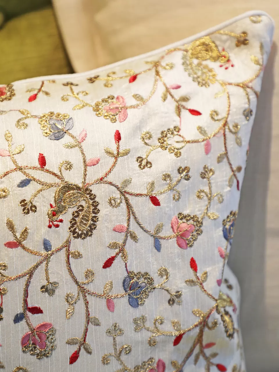 Housse de coussin brodée main Collection Zari - Ton écru naturel | Promotion exclusive printanière chez April Cornell